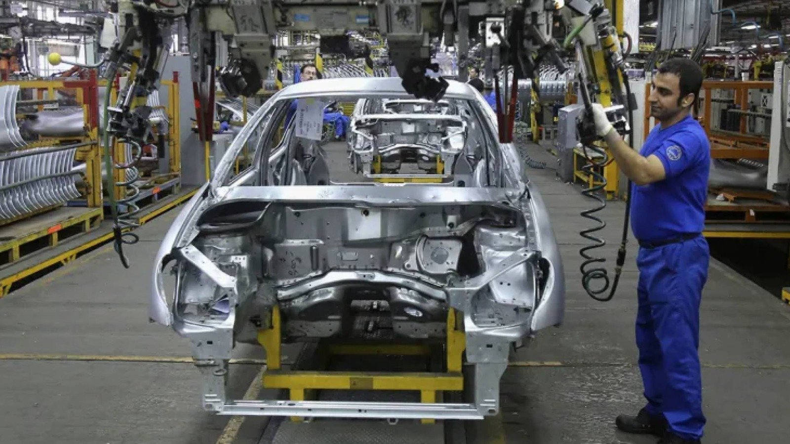 صناعة السيارات في إيران وأزمة الصلب إثر الحرب الأمريكية على طهران