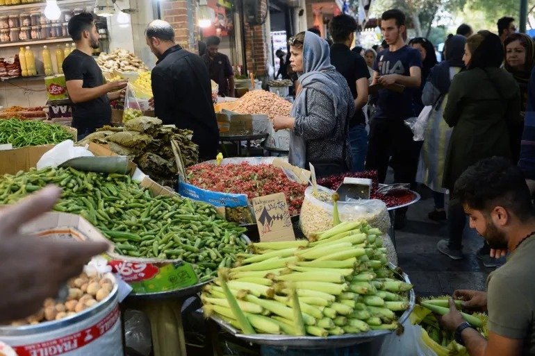 التضخم وتراجع القدرة الشرائية دفعا الإيرانيين إلى اللجوء للشراء بالتقسيط