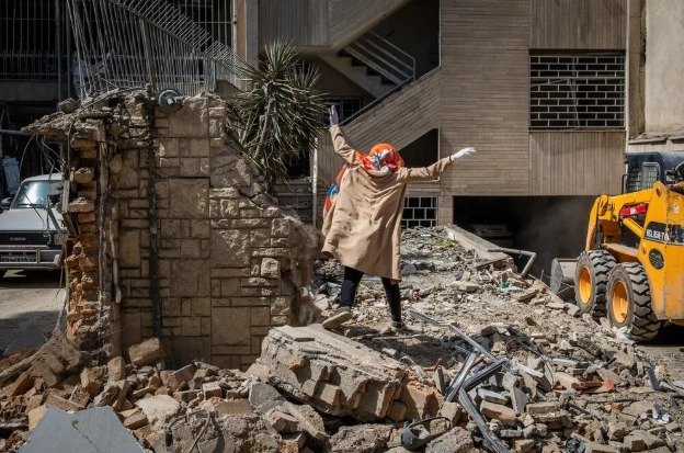 رغم عدم إعادة إعمار منازلهم.. إجبار سكان طهران المتضررين من الحرب على إخلاء فنادق الإيواء